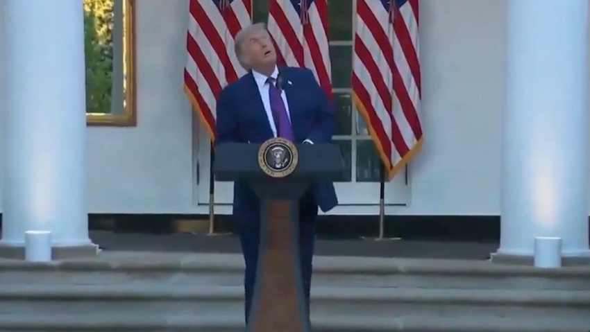 Donald Trump'ın kürsüde 'drone' korkusu! Gökyüzüne bakakaldı: O anlar gündem oldu - Resim : 2