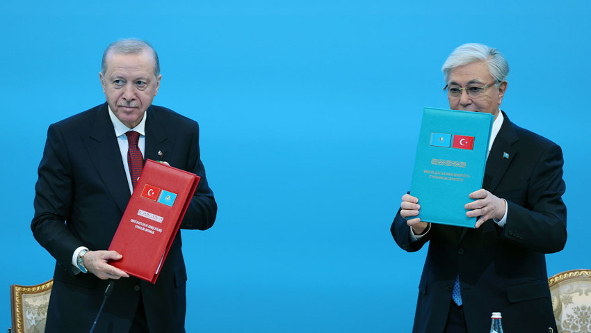 Cumhurbaşkanı Erdoğan Kazakistan dönüşü uçakta gazetecilerin sorularını yanıtladı: "Anayasa sözümüzü tutacağız" - Resim : 9