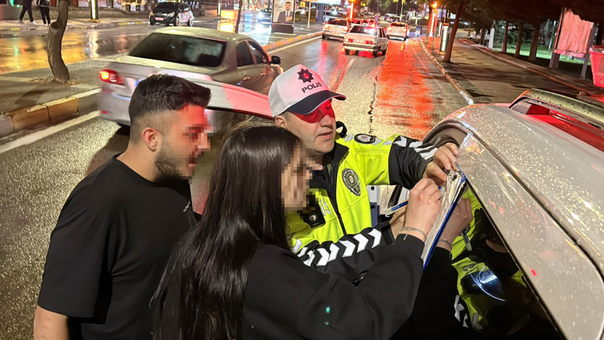 Trafik kontrolünde gergin anlar! Polise önce yalvardı, sonra küfredip kaçtı: Sevgilimin yanında beni bozma - Resim : 2