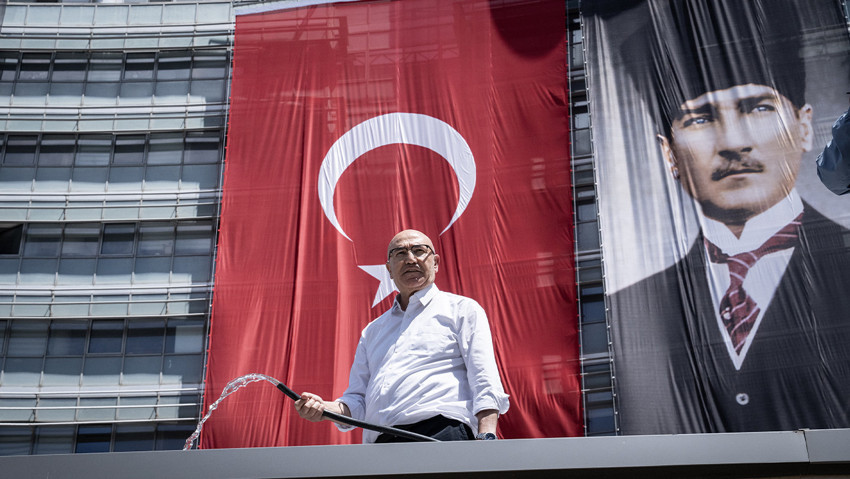 CHP Genel Merkezi'nde dikkat çeken anlar: Mahmut Tanal'dan hortumlu nöbet - Resim : 4