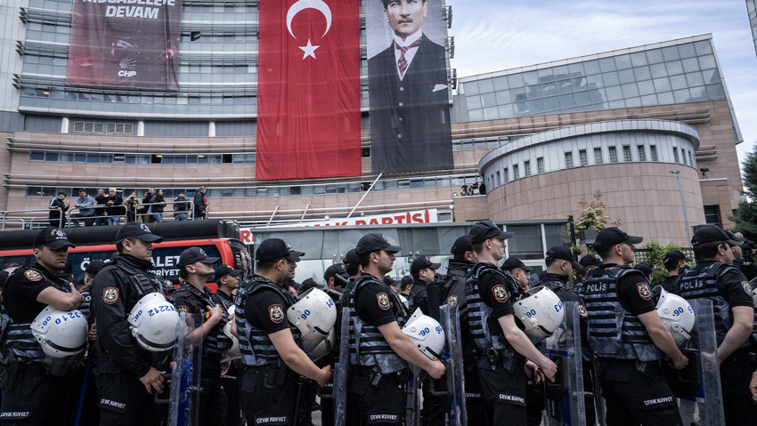 CHP Genel Merkezi'nde dikkat çeken anlar: Mahmut Tanal'dan hortumlu nöbet - Resim : 2
