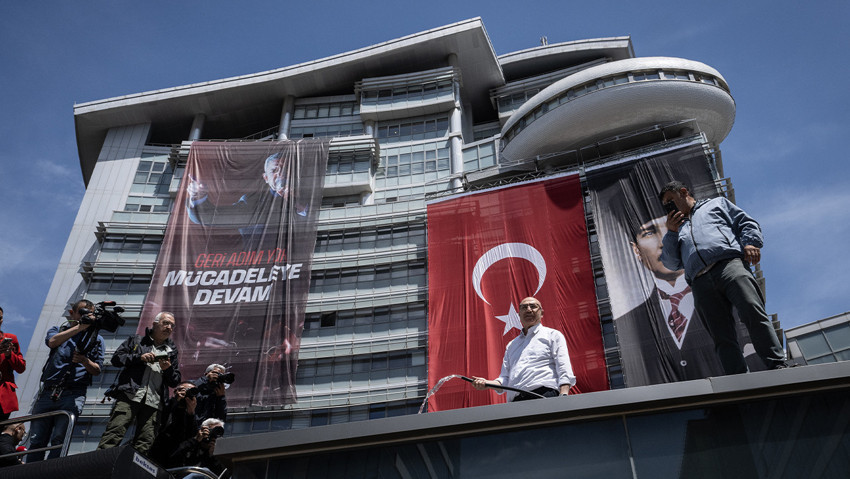 CHP Genel Merkezi'nde dikkat çeken anlar: Mahmut Tanal'dan hortumlu nöbet - Resim : 3