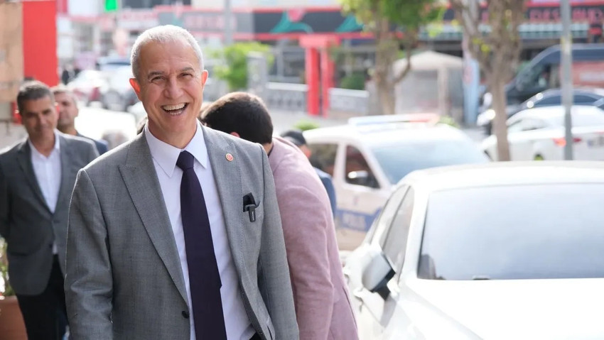 G&uuml;venpark'ta şaşırtan anlar! CHP&rsquo;li Alanya Belediye Başkanı Osman Tarık &Ouml;z&ccedil;elik'ten ilgin&ccedil; &ccedil;&ouml;z&uuml;m: Maketini g&ouml;nderdi - Resim : 2