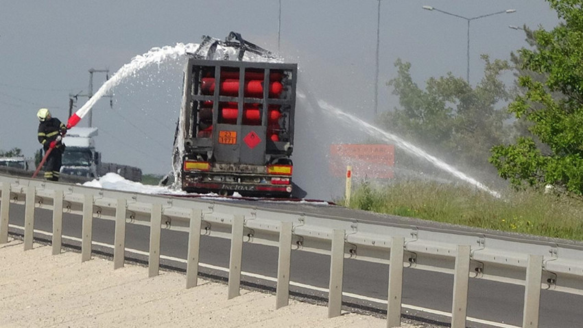 Aksaray'da korku dolu dakikalar! TIR'daki yangın ormana sıçradı: Tüp yüklüydü kaçtım - Resim : 5