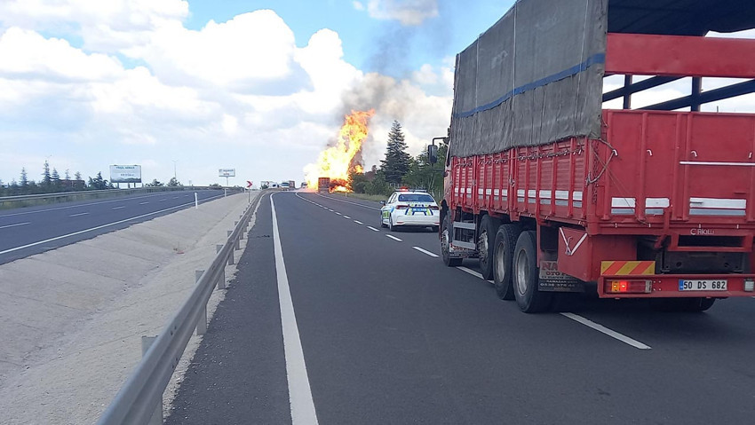 Aksaray'da korku dolu dakikalar! TIR'daki yangın ormana sıçradı: Tüp yüklüydü kaçtım - Resim : 1