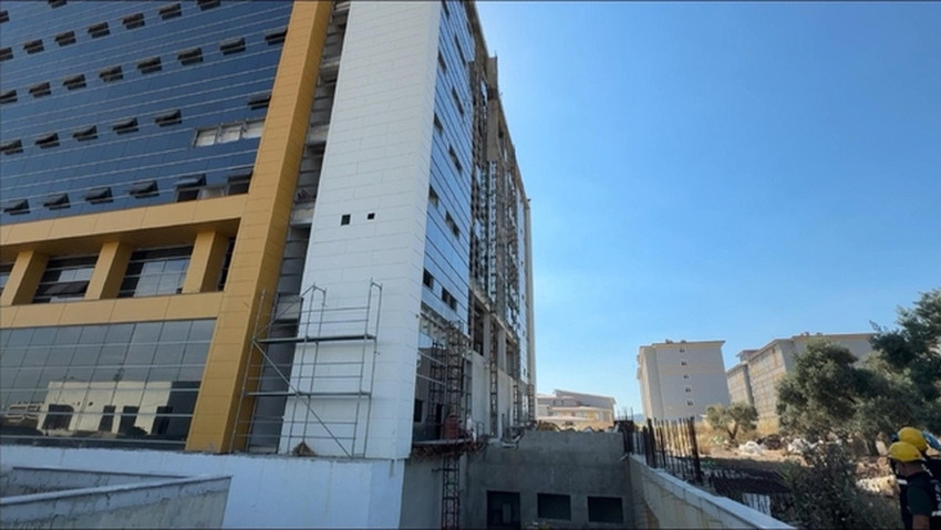 Aydın'dan inşaatta akılalmaz kaza! Pano koptu, 30 metreden düştü! O anlar saniye saniye kamerada - Resim : 3