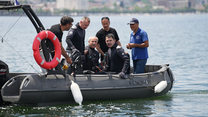 Bakan Kurum "Sözle değil eylemle" dedi, Körfez'e daldı! - Resim : 5