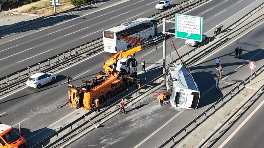 TEM'de korkutan kaza! Otoyol savaş alanına döndü, çok sayıda yaralı var - Resim : 1