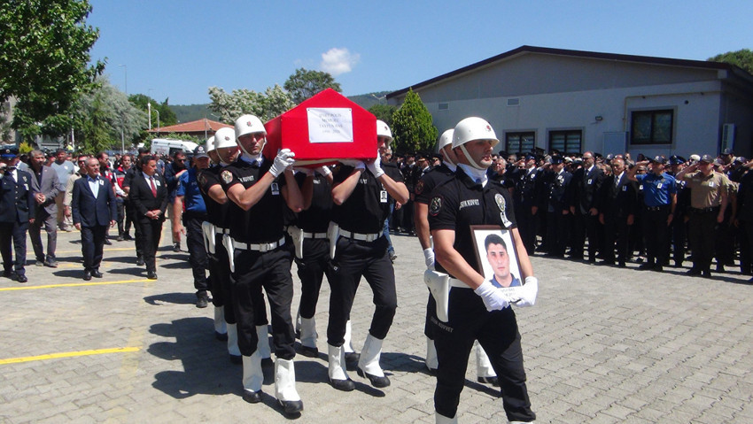 Şehit polisin eşinden yürekleri dağlayan veda: "Korkma Tayfun, cennete gidiyorsun!" - Resim : 1