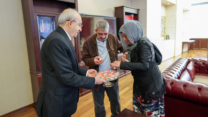 Kemal Kılıçdaroğlu, mağdur aileyi makamında kabul etti - Resim : 5