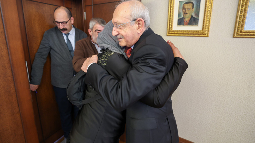 Kemal Kılıçdaroğlu, mağdur aileyi makamında kabul etti - Resim : 1