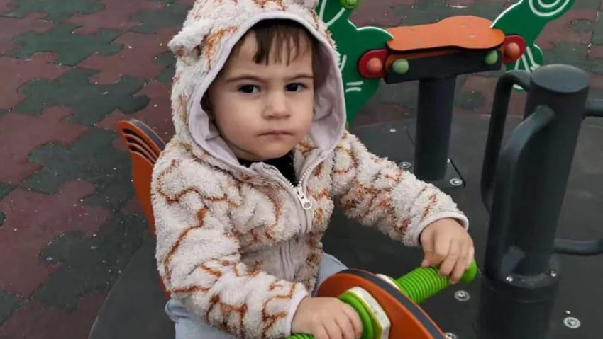 Babası alışverişteydi, annesi mutfakta! Bu acıya yürek dayanmaz... Cenaze namazında hıçkıra hıçkıra ağladı.. - Resim : 1