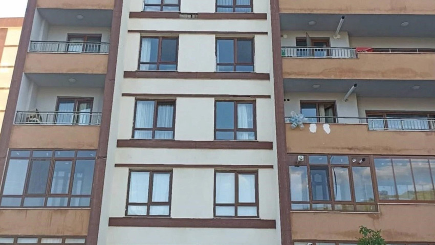 Babası alışverişteydi, annesi mutfakta! Bu acıya yürek dayanmaz... Cenaze namazında hıçkıra hıçkıra ağladı.. - Resim : 2