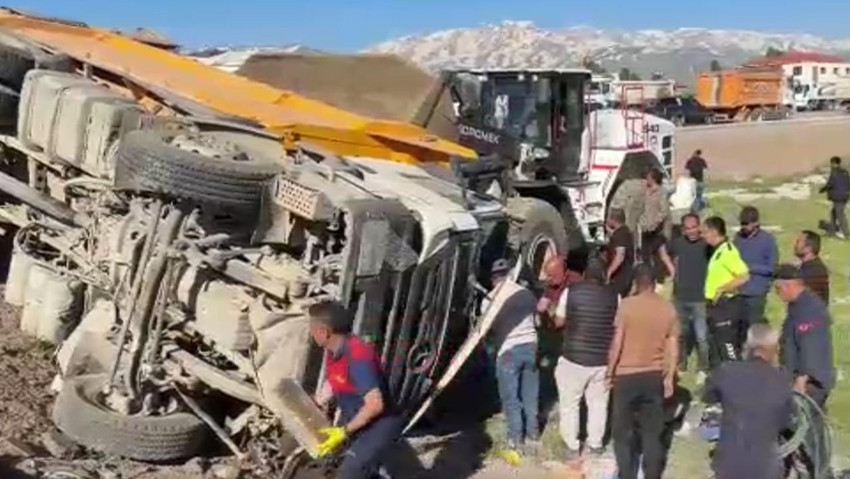 Kavşakta korkunç çarpışma! Ortalık savaş alanına döndü! 2 kişi öldü, yaralılar var - Resim : 1