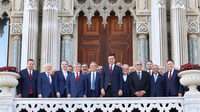 Siyasilerden kulisleri karıştıran fotoğraf karesi! Abdullah Gül iddiaları gündem oldu - Resim : 1
