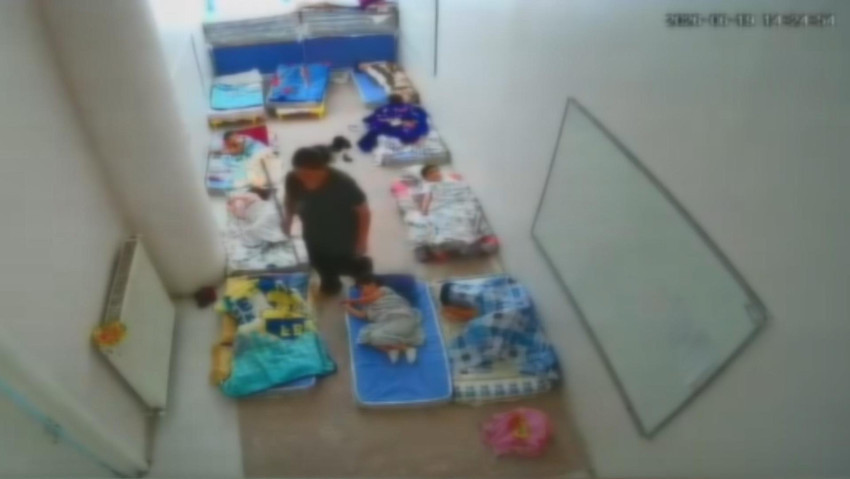 Anaokulunda skandal görüntüler! Çocuklara acımasızca sopayla vurdu: O görüntüler dehşete düşürdü - Resim : 1