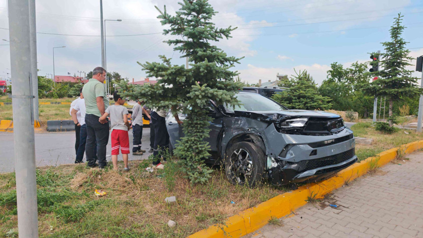 Bitlis'te kavşakta ambulans ve SUV aracın karıştığı feci kaza! 10 yaralı var - Resim : 1