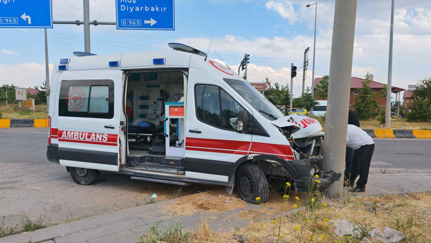 Bitlis'te kavşakta ambulans ve SUV aracın karıştığı feci kaza! 10 yaralı var - Resim : 2