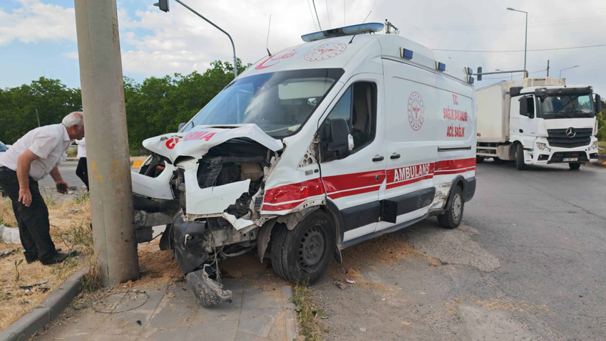 Bitlis'te kavşakta ambulans ve SUV aracın karıştığı feci kaza! 10 yaralı var - Resim : 3