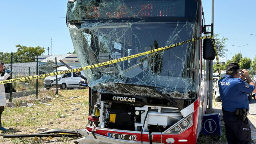 Başkent'te korkunç kaza! EGO otobüsü paramparça oldu: Ölü ve yaralılar var - Resim : 1