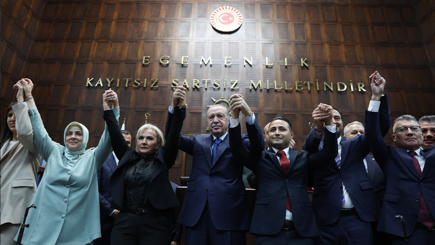 Anonsun ardından salona girdi! Nimet Özdemir AK Parti'de: Aynı Nimet’im, değişen bir şey yok - Resim : 3
