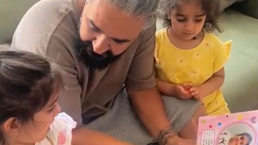 İkiz kızlarının karne heyecanını kaydetti, ortaya gülümseten anlar çıktı - Resim : 1
