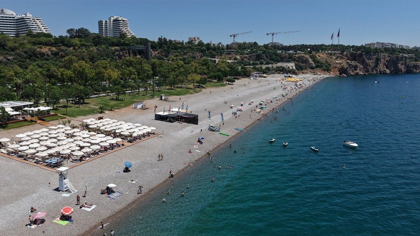 Antalya'da nem kabusu: Deniz suyu bile serinletmedi - Resim : 1