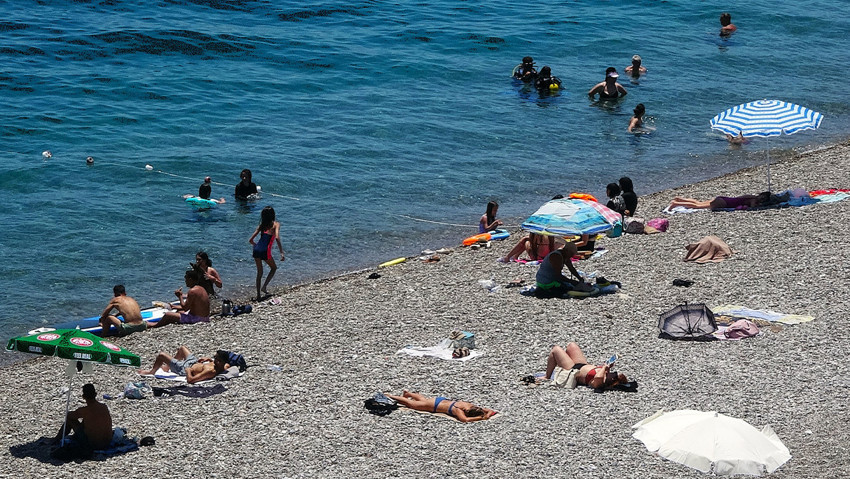 Antalya'da nem kabusu: Deniz suyu bile serinletmedi - Resim : 2