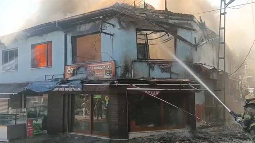 Bursa'da tarihi çarşıda yangın paniği: Gökyüzü siyaha büründü! 6 iş yeri zarar gördü - Resim : 1