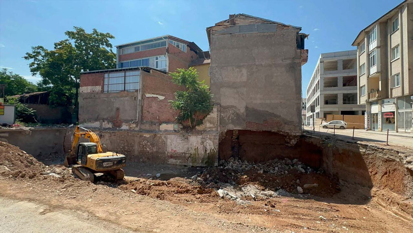Temel kazısı mahallede korku yarattı: 2 katlı bina apar topar boşaltıldı! - Resim : 1