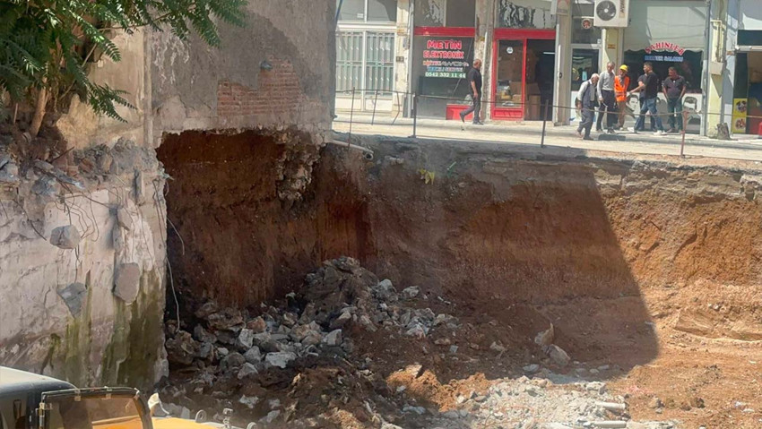 Temel kazısı mahallede korku yarattı: 2 katlı bina apar topar boşaltıldı! - Resim : 2