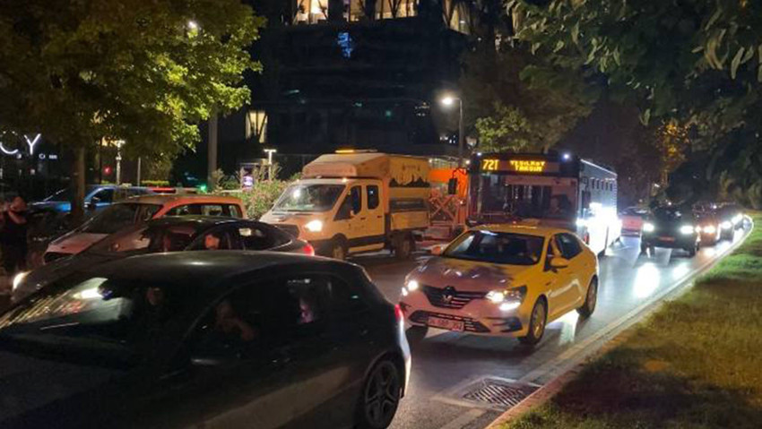 Bakırköy’de kaza: 2 araca çarpıp devrildi - Resim : 1