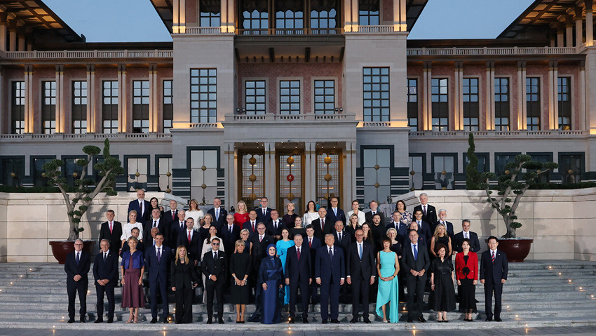 NATO Zirvesi’nde yine aynı görüntü! Gece gündüz çıkarmıyor! Macron neden güneş gözlüğü takıyor? - Resim : 3