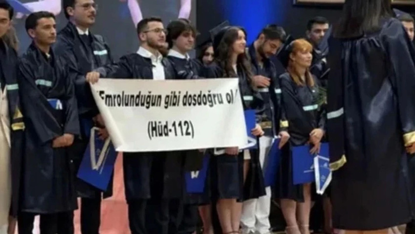 Yeditepe Üniversitesi'nde ayet yazılı pankartın kapatılmasına Ömer Çelik'ten tepki: Büyük bir utanç! - Resim : 1