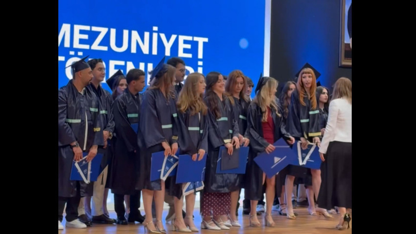 Yeditepe Üniversitesi'ndeki mezuniyet töreninde pankart gerginliği: İndirmeye çalıştılar, önüne geçtiler! Sosyal medyadan tepki yağdı - Resim : 3