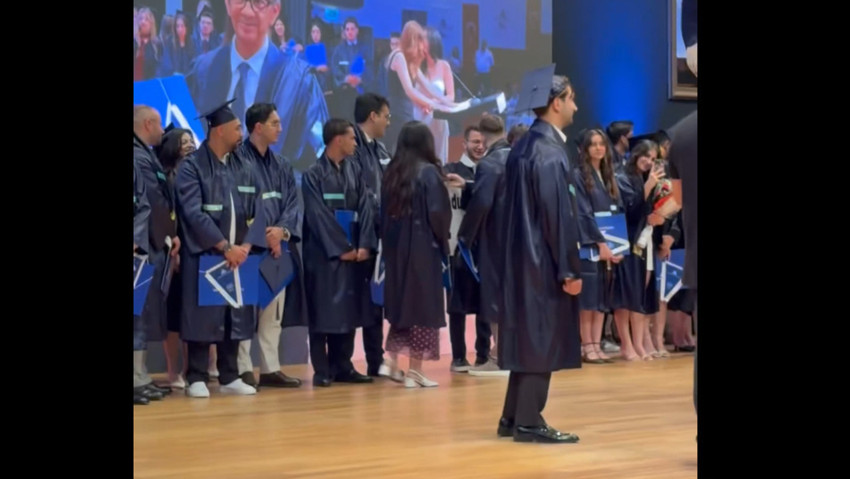 Yeditepe Üniversitesi'ndeki mezuniyet töreninde pankart gerginliği: İndirmeye çalıştılar, önüne geçtiler! Sosyal medyadan tepki yağdı - Resim : 7