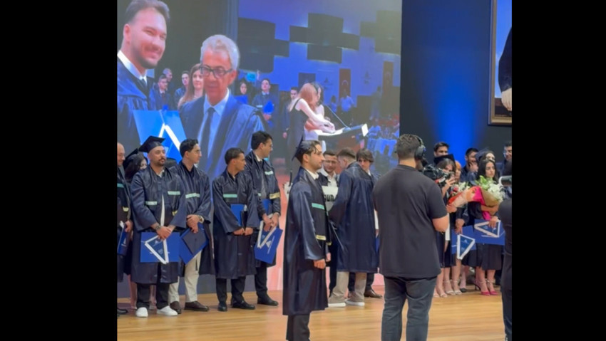 Yeditepe Üniversitesi'ndeki mezuniyet töreninde pankart gerginliği: İndirmeye çalıştılar, önüne geçtiler! Sosyal medyadan tepki yağdı - Resim : 1