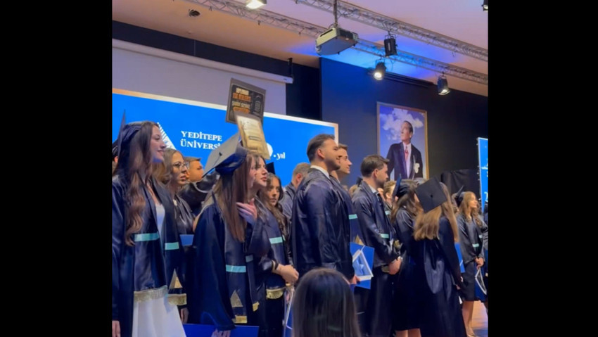 Yeditepe Üniversitesi'ndeki mezuniyet töreninde pankart gerginliği: İndirmeye çalıştılar, önüne geçtiler! Sosyal medyadan tepki yağdı - Resim : 2