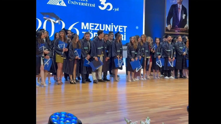 Yeditepe Üniversitesi'ndeki mezuniyet töreninde pankart gerginliği: İndirmeye çalıştılar, önüne geçtiler! Sosyal medyadan tepki yağdı - Resim : 4
