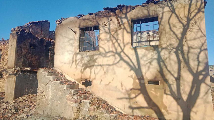 Malatya’da evlerde başlayan yangın ormana sıçradı: Alevler iki evi vurdu! - Resim : 1