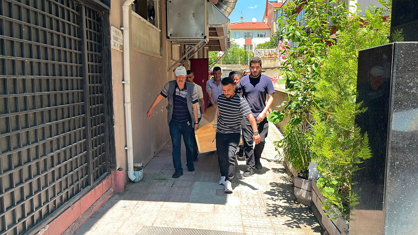 Ağaçtan düştü, taburcu edildi: 1 gün sonra acı haber geldi - Resim : 1