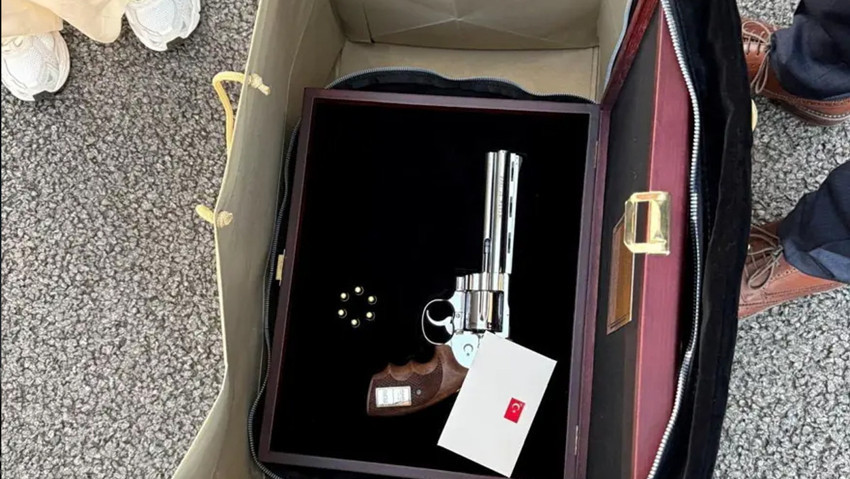 Cumhurbaşkanı Erdoğan'ın revolver hediyesi Kanada'da olay oldu: Benden uzak tutuyorlar - Resim : 3