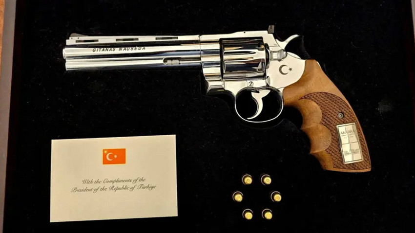 Cumhurbaşkanı Erdoğan'ın revolver hediyesi Kanada'da olay oldu: Benden uzak tutuyorlar - Resim : 2