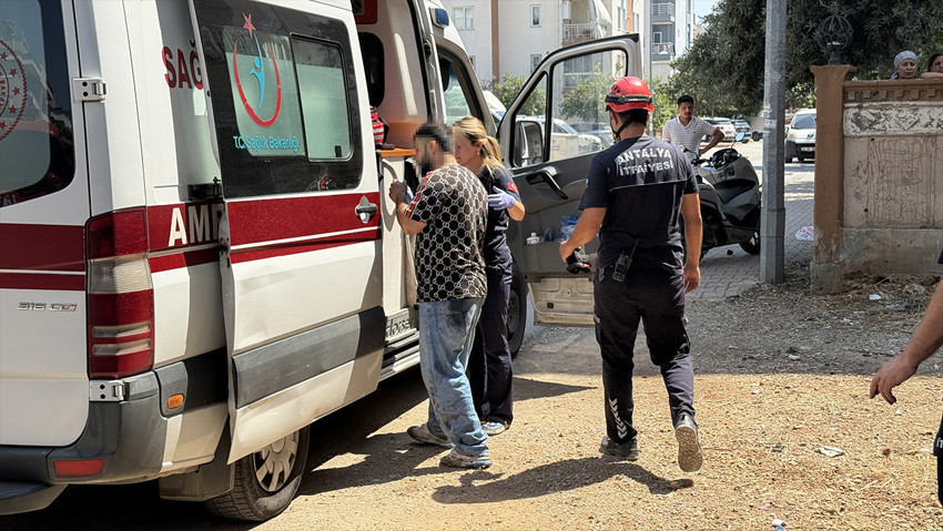 İnşaat alanında yürekleri hoplatan anlar! 3.5 metrelik çukura düştü - Resim : 2