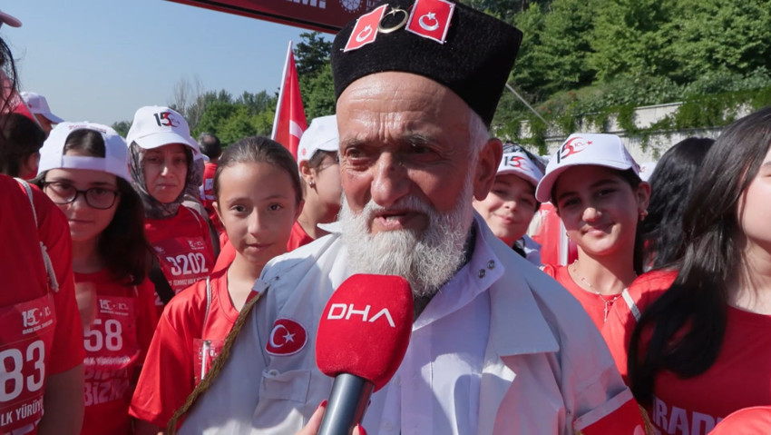 15 Temmuz Demokrasi ve Şehitleri Anma Yürüyüşü! On binler milli irade için Şehitler Anıtı’na yürüdü: "Çanakkale ruhuyla yine meydanlardayız" - Resim : 6