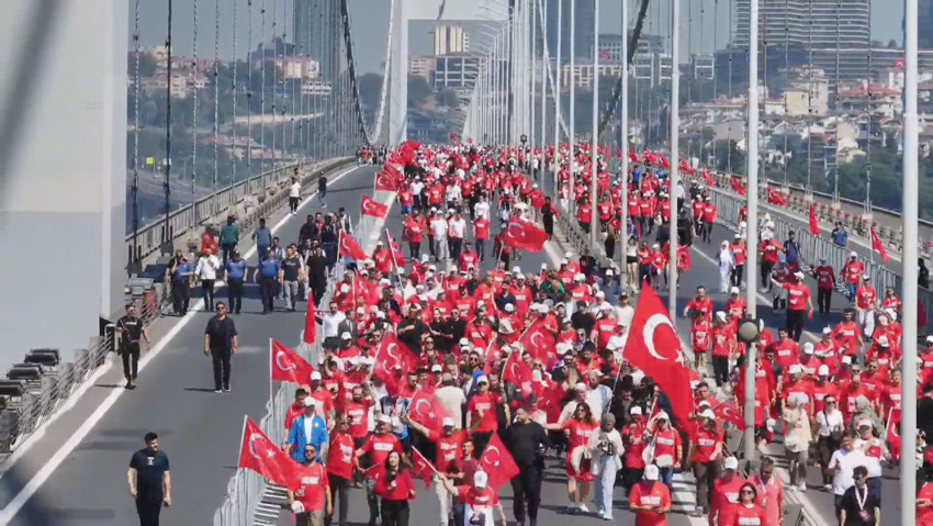 15 Temmuz Demokrasi ve Şehitleri Anma Yürüyüşü! On binler milli irade için Şehitler Anıtı’na yürüdü: "Çanakkale ruhuyla yine meydanlardayız" - Resim : 5