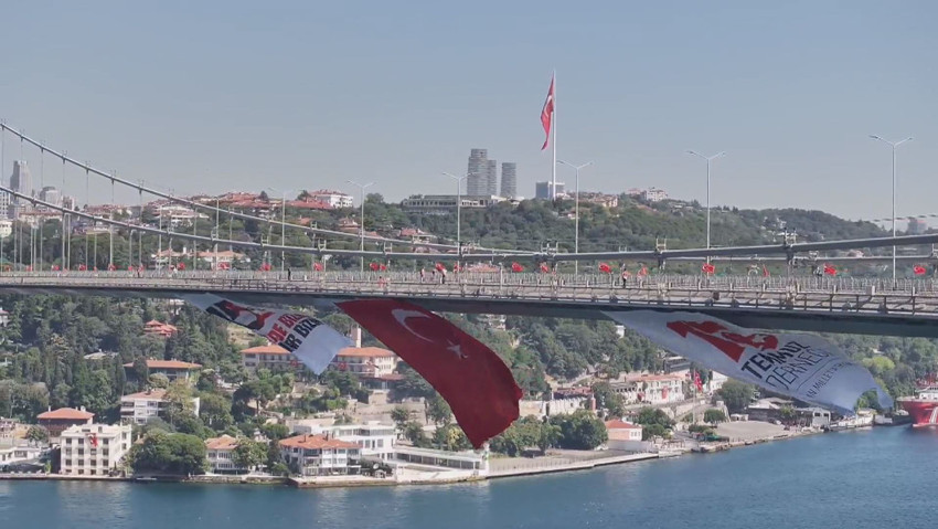15 Temmuz Demokrasi ve Şehitleri Anma Yürüyüşü! On binler milli irade için Şehitler Anıtı’na yürüdü: "Çanakkale ruhuyla yine meydanlardayız" - Resim : 8