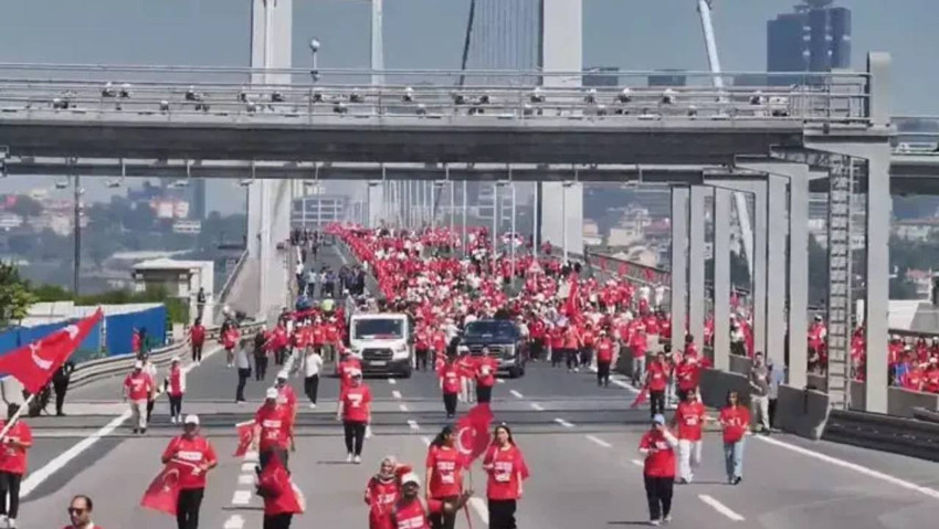 15 Temmuz Demokrasi ve Şehitleri Anma Yürüyüşü! On binler milli irade için Şehitler Anıtı’na yürüdü: "Çanakkale ruhuyla yine meydanlardayız" - Resim : 4