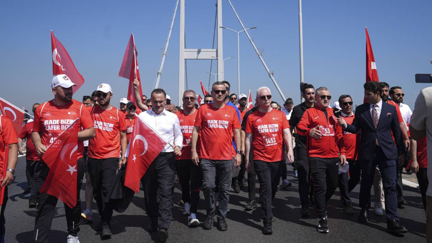 15 Temmuz Demokrasi ve Şehitleri Anma Yürüyüşü! On binler milli irade için Şehitler Anıtı’na yürüdü: "Çanakkale ruhuyla yine meydanlardayız" - Resim : 1