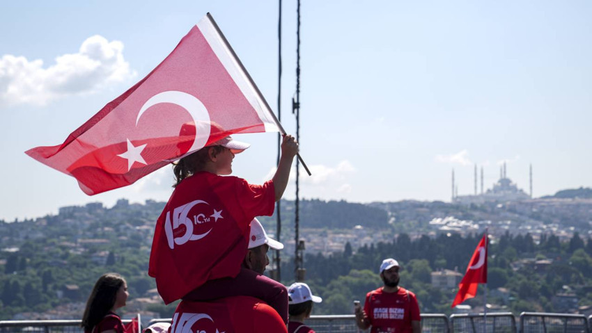 15 Temmuz Demokrasi ve Şehitleri Anma Yürüyüşü! On binler milli irade için Şehitler Anıtı’na yürüdü: "Çanakkale ruhuyla yine meydanlardayız" - Resim : 2